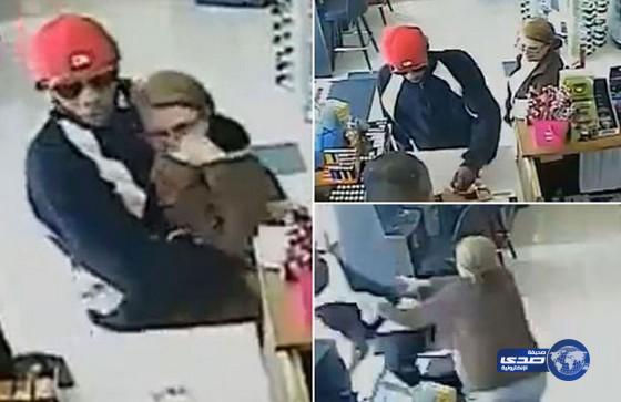 بالفيديو: لص يحاول خنق امرأة أثناء سطوه على متجر