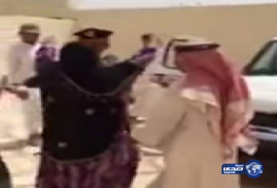 لحظة لقاء أمّ بابنها الجندي العائد من الحد الجنوبي(فيديو)