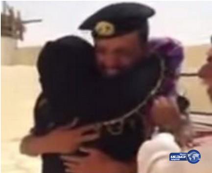 فيديو مؤثِّر للحظة لقاء أمّ بابنها الجندي العائد من الحد الجنوبي