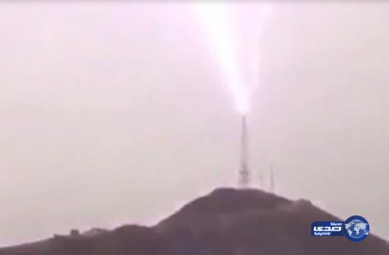 بالفيديو .. البرق يرتكز ويضرب برج على قمة جبل‎