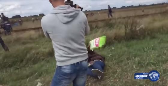 اللاجئ السوري الذي أسقطته المصورة المجرية يحصل على عمل بإسبانيا