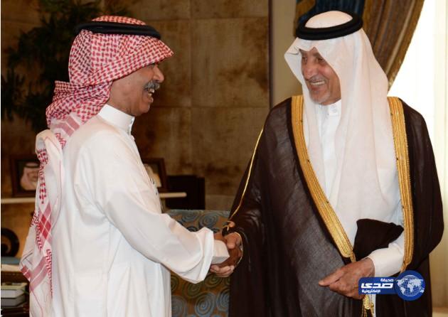 أمير مكة يستقبل أباً تنازل عن قاتل ابنه لوجه الله‎