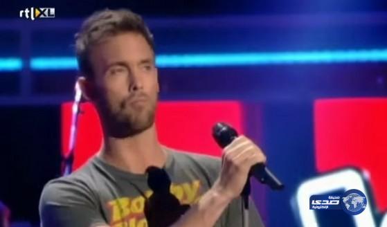 بالفيديو..  شاب أجبرلجنة الحكام على الالتفاف بعد غنائه 5 كلمات ببرنامج “ذا فويس”