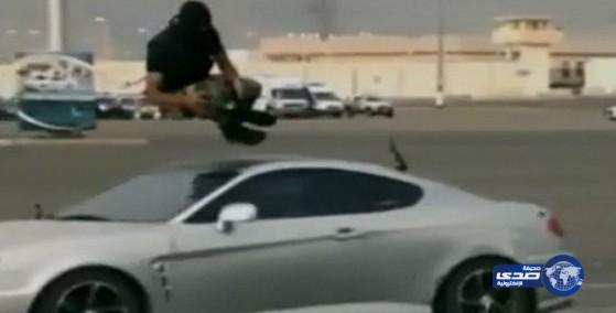 بالفيديو:جندي سعودي ينفذ “قفزة الموت” بهمة عالية امام سمو ولي العهد