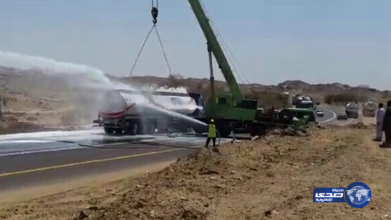 الدفاع المدني يباشر حادث انقلاب ناقلة وقود طائرات بالحيمة في وادي بن هشبل