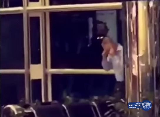 بالفيديو: مسافر أجنبي يثير الذعر في مطار الرياض
