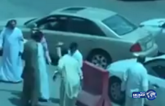 بالفيديو مشاجرة بين مواطن وسائق تاكسي في احد الطرق بالسعوديه‎