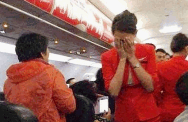 الفصل لـ”مضيفة” تمارس الرذيلة في حمام طائرة احدى شركات الطيران “الخليجية”