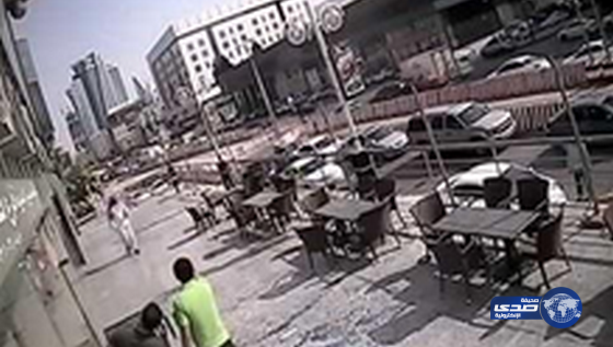بالفيديو: شاب ينجو بأعجوبة بعد سقوط لوح زجاجي على رأسه