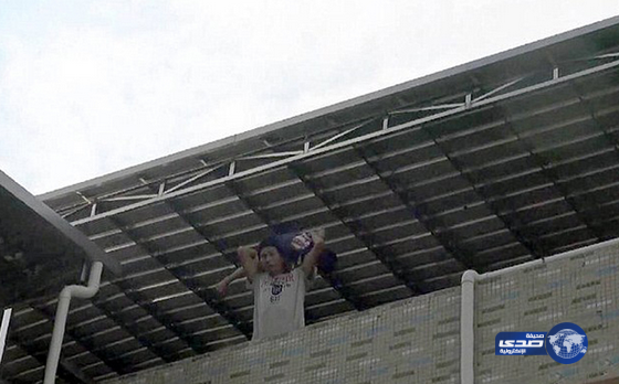 رجل صيني يهدّد برمي طفله كي لا يُهدم منزله(صور)