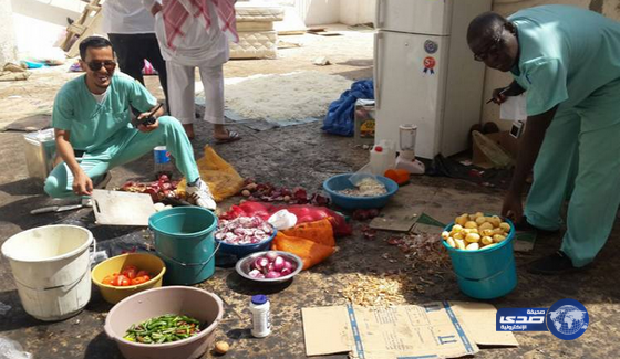 مطبخ عشوائي على سطح عمارة سكنية بمركزية مكة