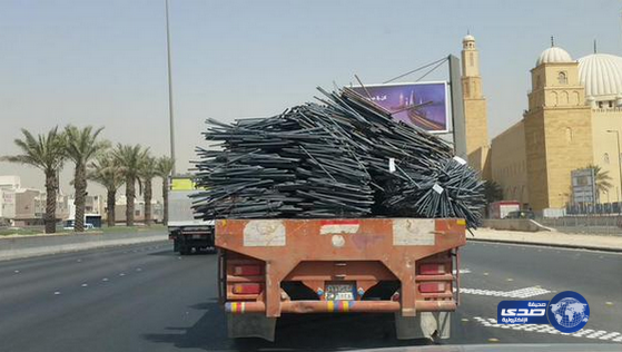 مرور الرياض يتفاعل مع مغرد ويلاحق شاحنة محملة بالحديد بطريقة مخالفة (صور)