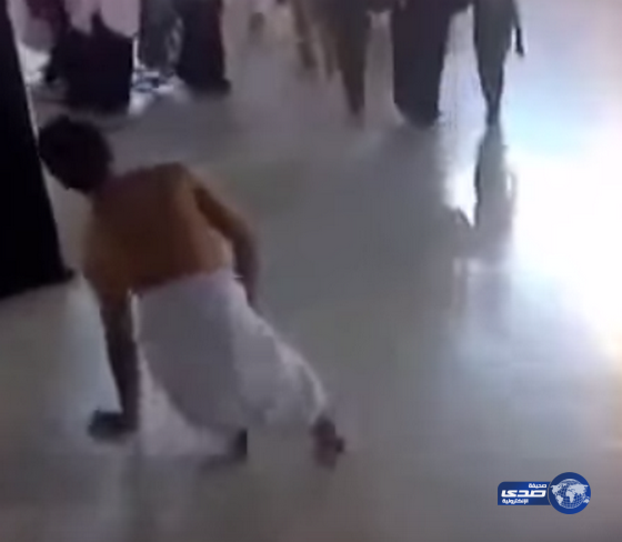 حاج «مبتور» القدمين يطوف على يد واحدة في الحرم المكي