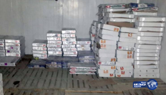 مصادرة حمولة شاحنتين مياه و 5 آلاف دجاجة فاسدة بمكة