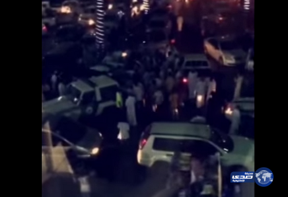 مشاجرة جماعية تثير فزع متسوقي مجمع “الجوف بلازا” وتضطرهم للهرب(فيديو)