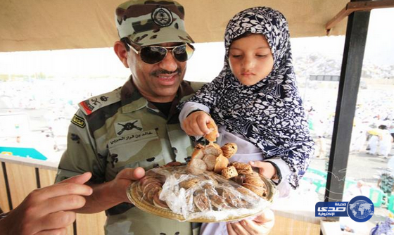 قائد قوات الطوارئ الخاصة يعيد طفلة تائهة لوالدها في مشعر عرفة