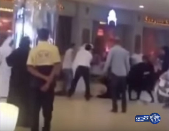 فيديو: قطري يتحرش بفتاة ويعتدي عليها داخل مول تجاري