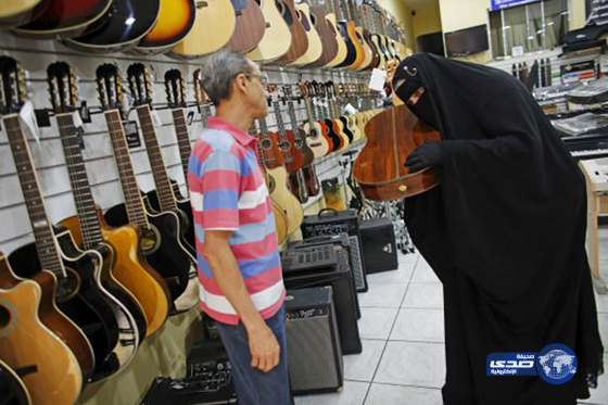 برازيلية منتقبة تعزف جيتار في فرقة هيفي ميتال(صور)