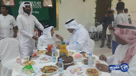 بالصور : مدير تعليم تبوك يعايد ذوي الإحتياجات الخاصه بمركز التأهيل الشامل‎