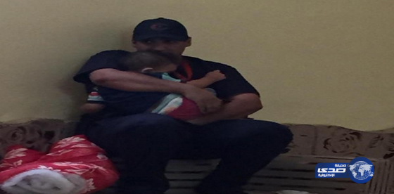 طفل تُوفي والداه في حادث التدافع بحضن «مسعف الهلال الأحمر»