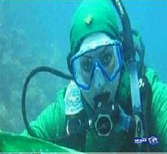 مدربة غوص سعودية تحتفي باليوم الوطني الـ85 في أعماق البحر..