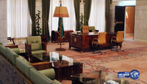 مكتب خادم الحرمين في قصر الحكم يستحوذ على اهتمام زوار فعالية “جولة في قصر الحكم”