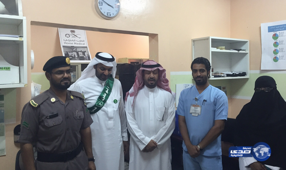 بالصور “محافظ المخواة” يزور المرضى المنومين بمستشفى المخواة العام‎