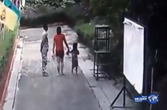 فيديو مروع لرجل يحرق وجه زوجته بمياه نار