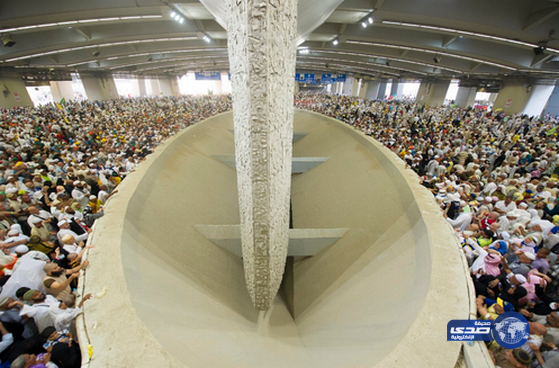 حجاج بيت الله الحرام يرمون الجمرات ثاني أيام التشريق