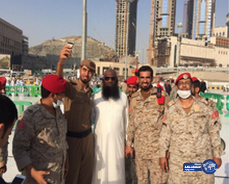 تصوير​ “سيلفي” للشيخ “الكلباني”​​ مع رجال الأمن بالمسجد الحرام