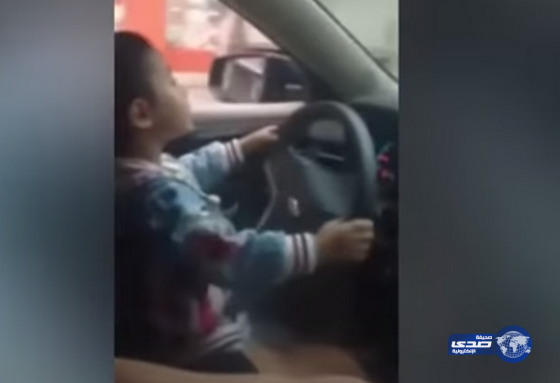 طفل صيني يقود السيارة في شارع مزدحم(فيديو)