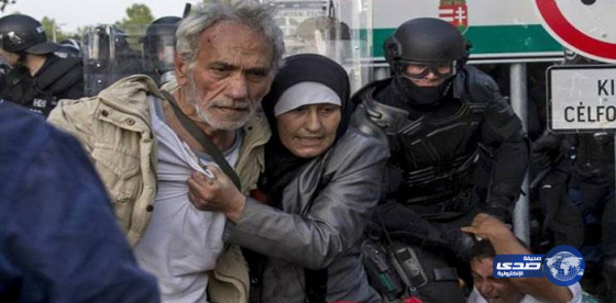 متظاهرون يرشقون اللاجئين السوريين بالحجارة والمفرقعات