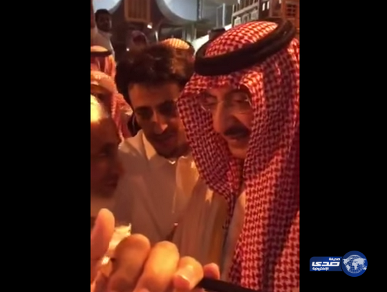 مواطنون يلتقطون «سيلفي» مع ولي العهد خلال تفقده لأعمال الحج