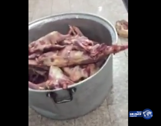 مقطع فيديو يغلق مطعم شهير بشرائع مكة