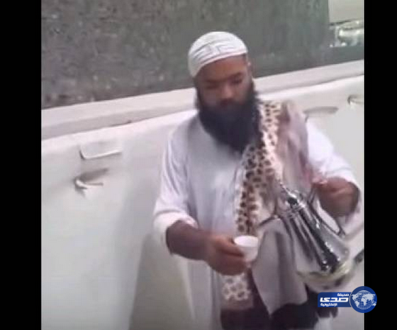 حاج يشرب القهوة العربية أثناء رمي الجمرات(فيديو)