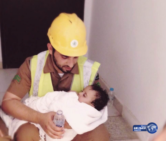 ( أبوّة ) رجل الدفاع المدني تنقذ طفل من الموت (صور)