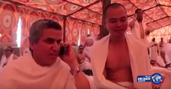 بالفيديو.. حاج فلبيني يبكي فرحاً بدخول والدته للإسلام