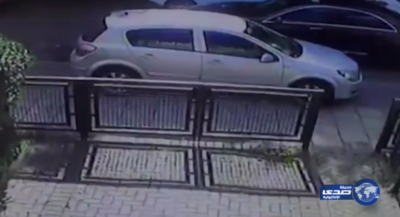 بالفيديو.. رجل ينحصر بين سيارة وسور بسبب سائق حافلة متهور
