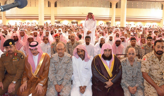 محافظ ابوعريش يؤدي صلاة الميت على شهيد الواجب العميد الحمزي