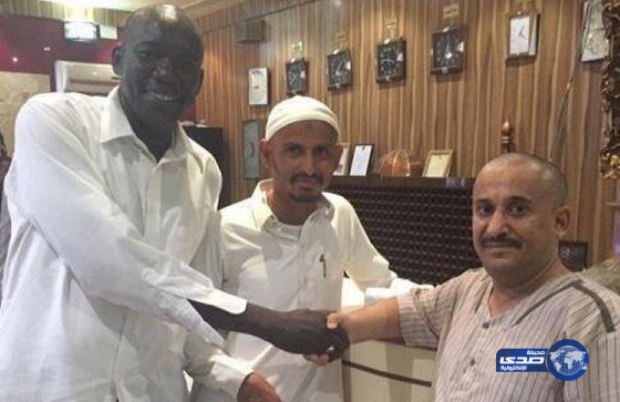 أمانة سائق حافلة سوداني تعيد 13500 ألف ريال لحاج يمني