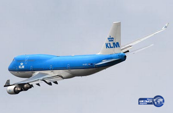 بالصور: راكب يحاول فتح باب الطائرة مُعتقداً أنه الحمام