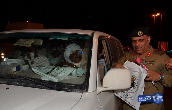 رجال الأمن بالمدينة يستقبلون الحجاج بالورود والهدايا