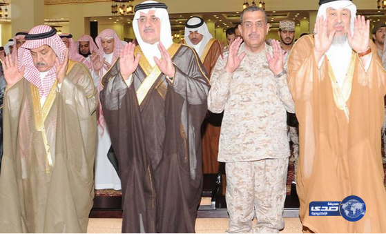 أمير منطقة تبوك ينقل تعازي القيادة في شهيدي الوطن العمري والشهري