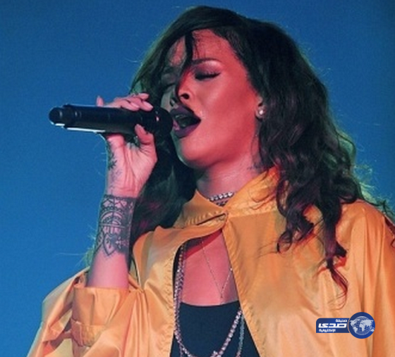 جمهور ريهانا يستقبلها بحفاضات الأطفال(صور)