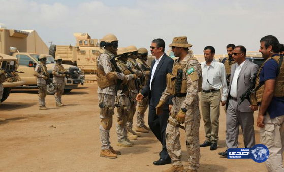 بحاح يزور معسكري القوات السعودية والإماراتية في عدن