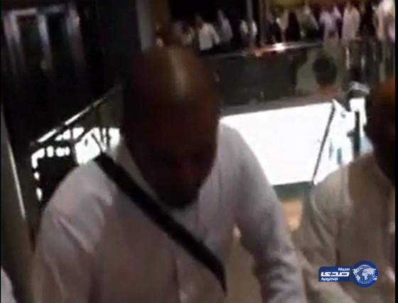 بالفيديو:  هروب موظفي الخطوط من مساعدة الحجاج في مطار جده