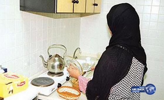 سيدة خليجية تعتدي بوحشية على خادمتها بقضيب معدني