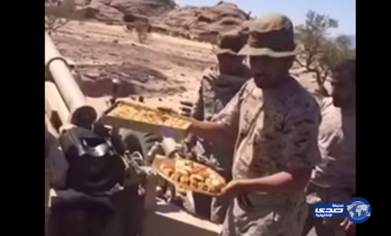 ضابط بالقوات البرية يعايد زملاءه بحلاوة و الحوثيين بقذيفة(فيديو)