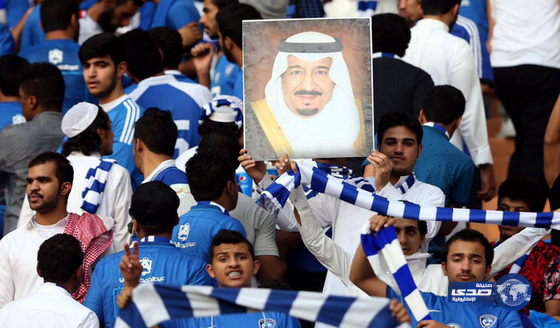 صور الملك سلمان تتوسط جماهير الهلال بإستاد الملك فهد