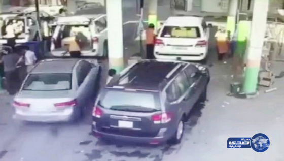 بالفيديو :شاب سعودي يفقد السيطرة على سيارته ويدهس عامل مغسلة بعنف